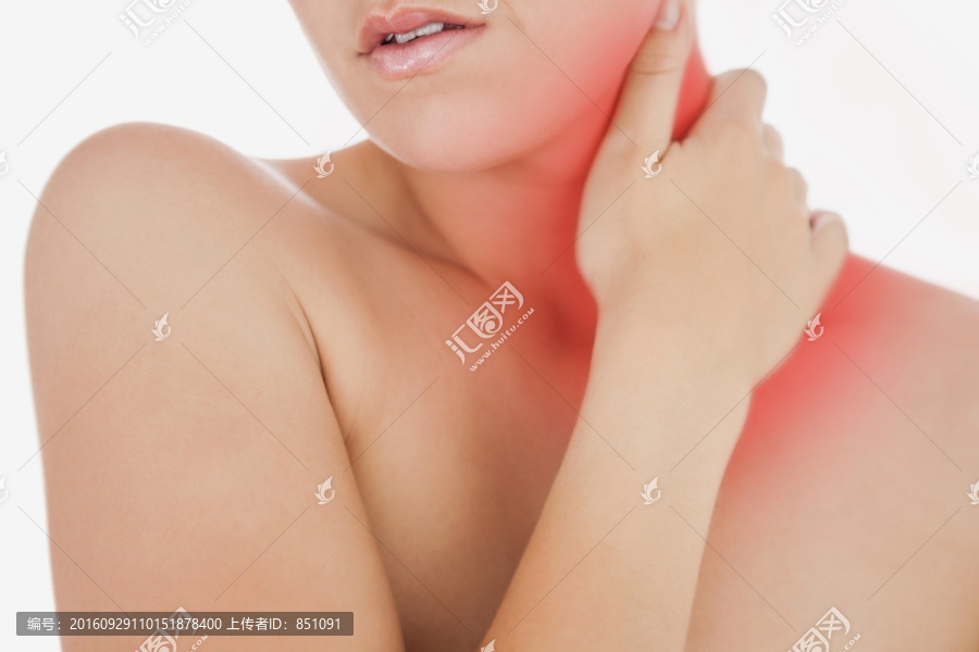 赤裸的女人按摩頸部