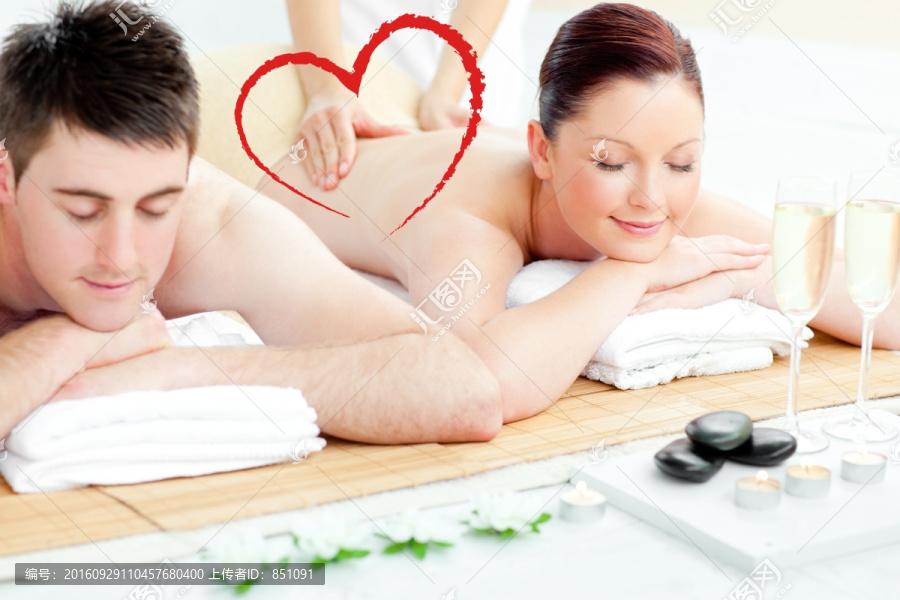 在做背部按摩的年輕夫婦