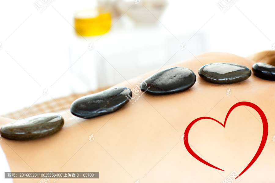 一個美麗的女人接收按摩心臟