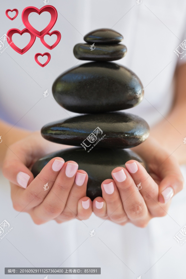 美容治療師捧著一堆石頭按摩