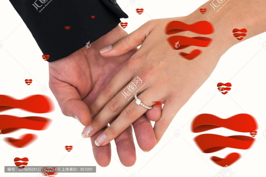 新婚夫妇戴着戒指的手
