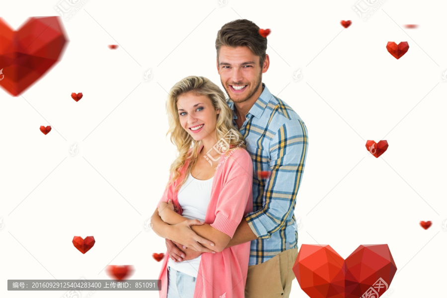 擁抱的年輕夫婦