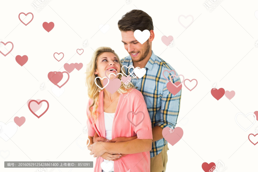 擁抱的年輕夫婦