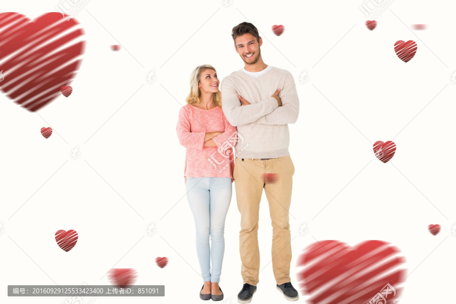抱著手臂的年輕夫婦