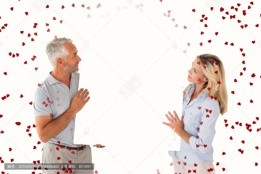 夫婦微笑著拿著白板的復合形象