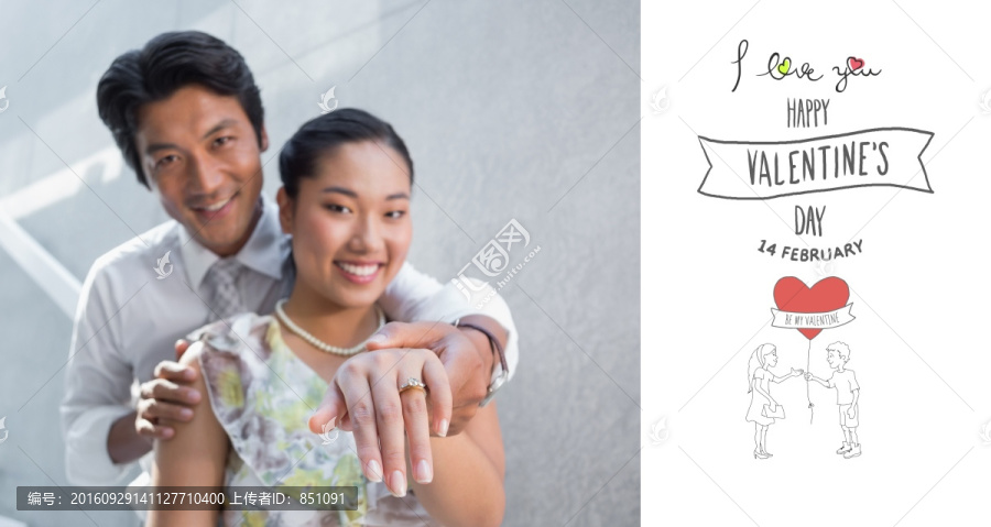 夫婦對(duì)著鏡頭展示戒指的復(fù)合形象