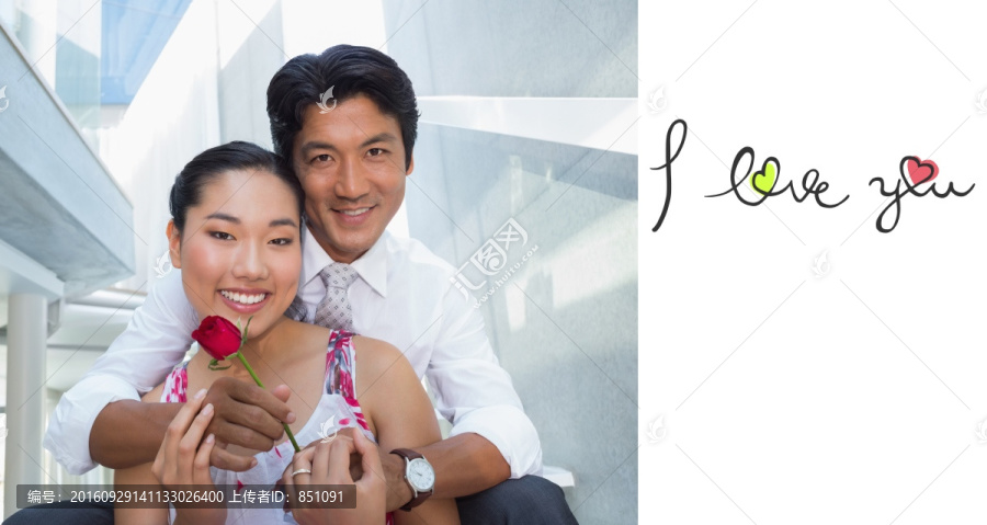 夫婦微笑著看著鏡頭的復(fù)合形象