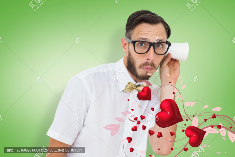 男人拿著杯子傾聽(tīng)的復(fù)合形象
