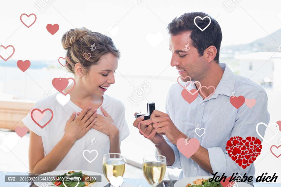 午餐桌上對女朋友送結(jié)婚戒指