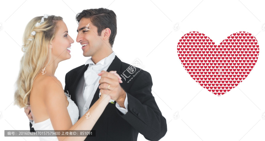 新婚夫婦微笑著跳著舞的復(fù)合形象