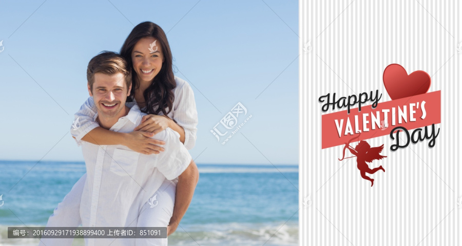 在海邊背著女友的男人