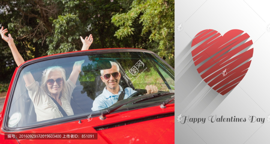 坐在敞篷車上歡呼的女人