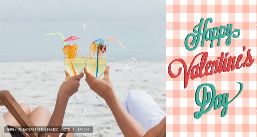 在海邊喝雞尾酒的夫婦