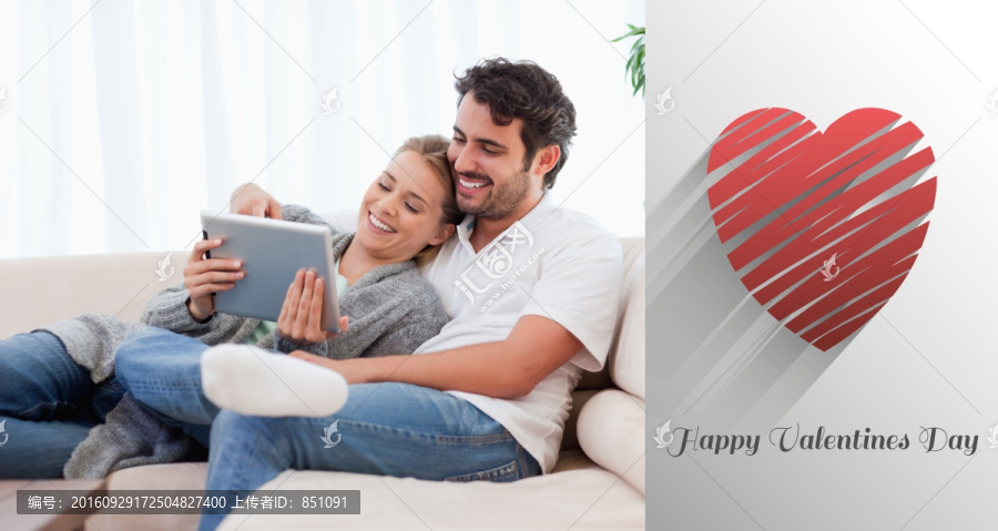 夫婦坐沙發(fā)上看著平板的復(fù)合形象