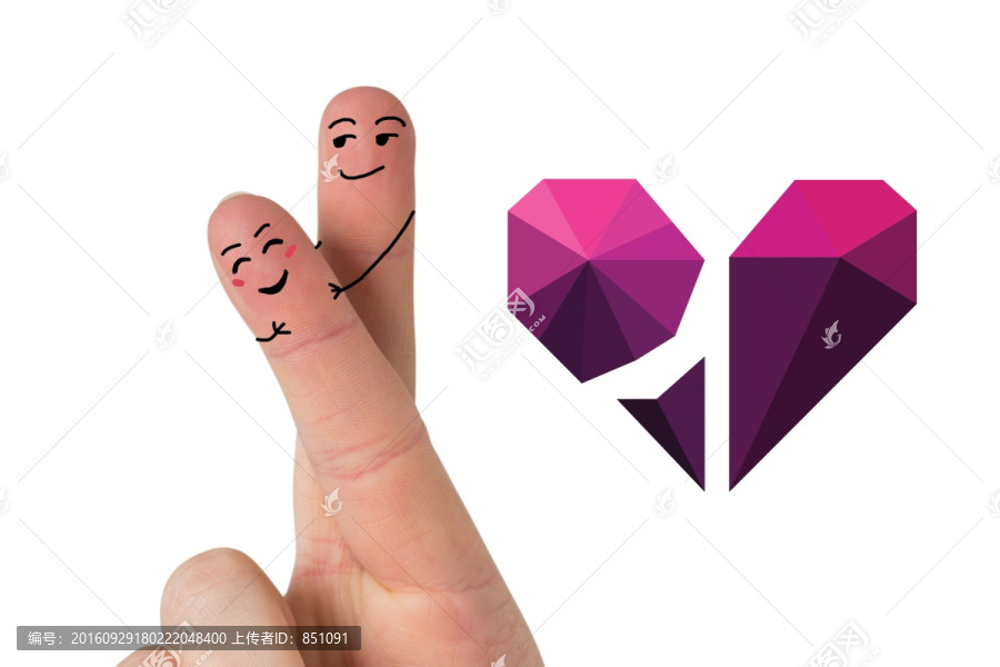手指交叉像一對夫婦破碎的心