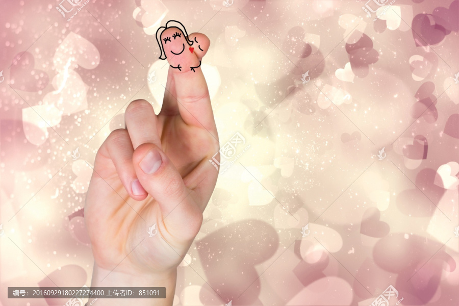 手指交叉像一对情人的心