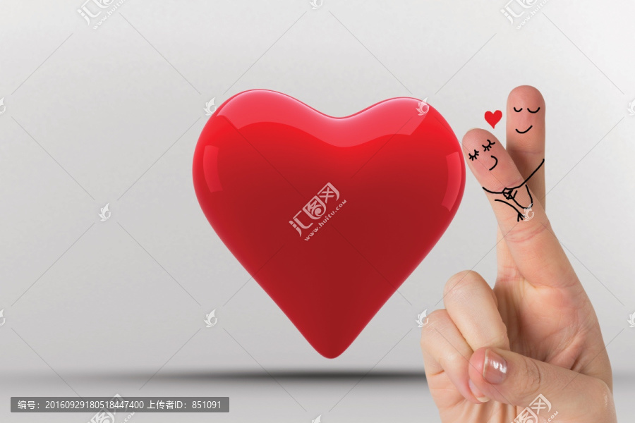 手指交叉像一對(duì)夫婦的紅色的心