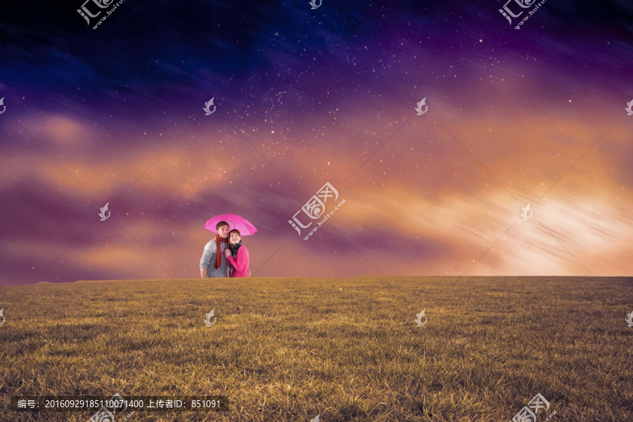 站在一片紫色的夜空下的夫婦