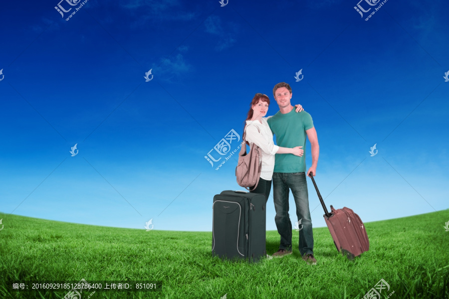 夫妇拎着行李箱度假的复合形象