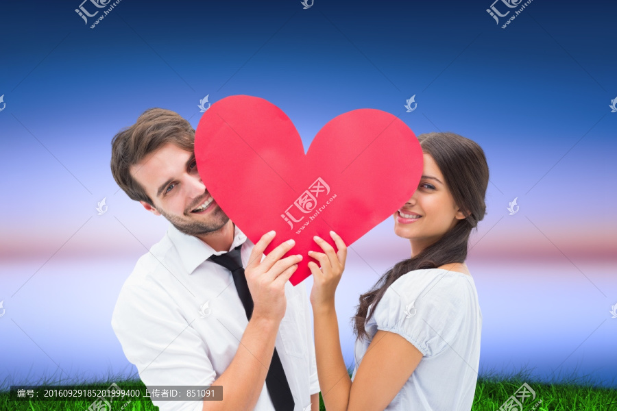 拿著愛心卡紙的夫婦