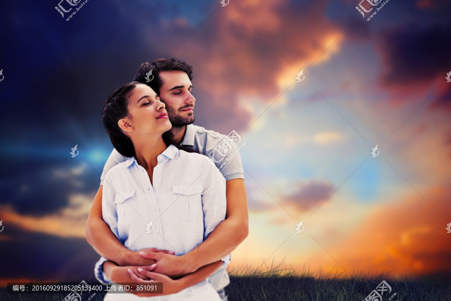 擁抱的夫婦