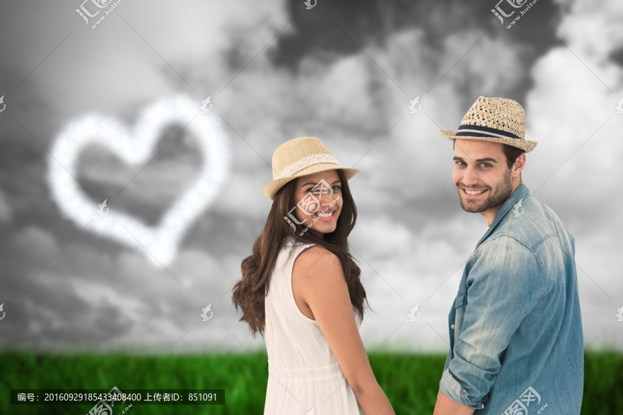 夫婦微笑著看著鏡頭的復(fù)合形象