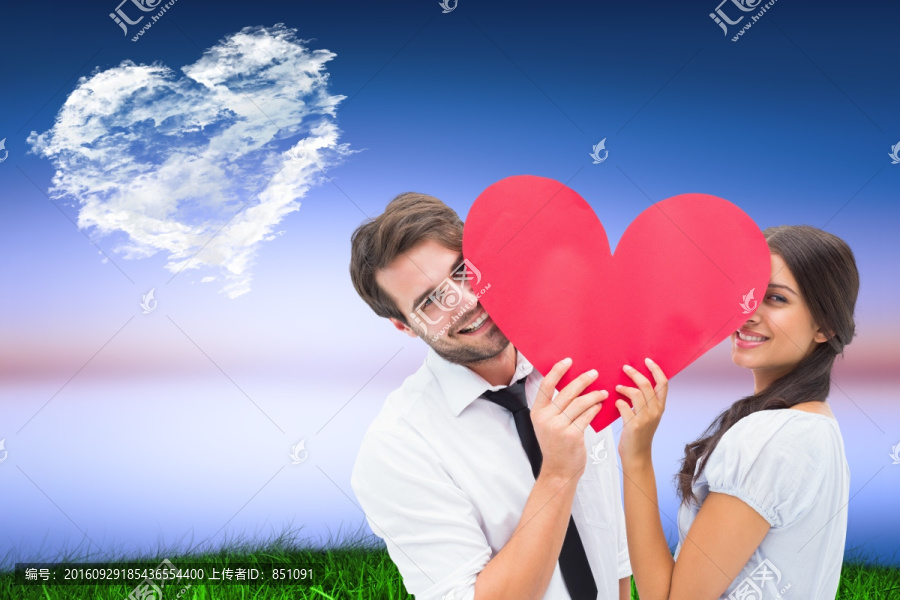夫婦微笑著拿著愛心的復(fù)合形象