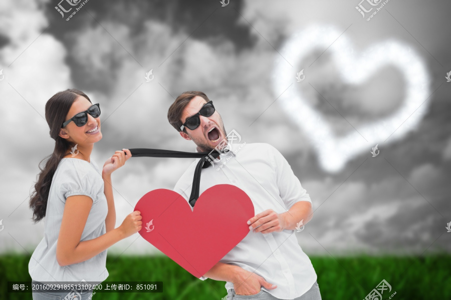夫婦戴著墨鏡拿著愛心的復合形象