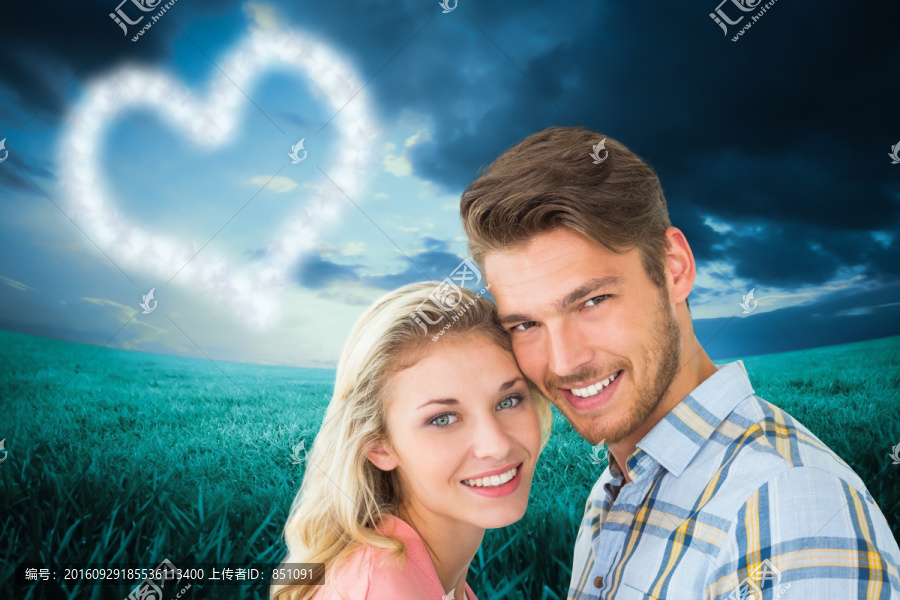 夫婦微笑著看著鏡頭的復(fù)合形象