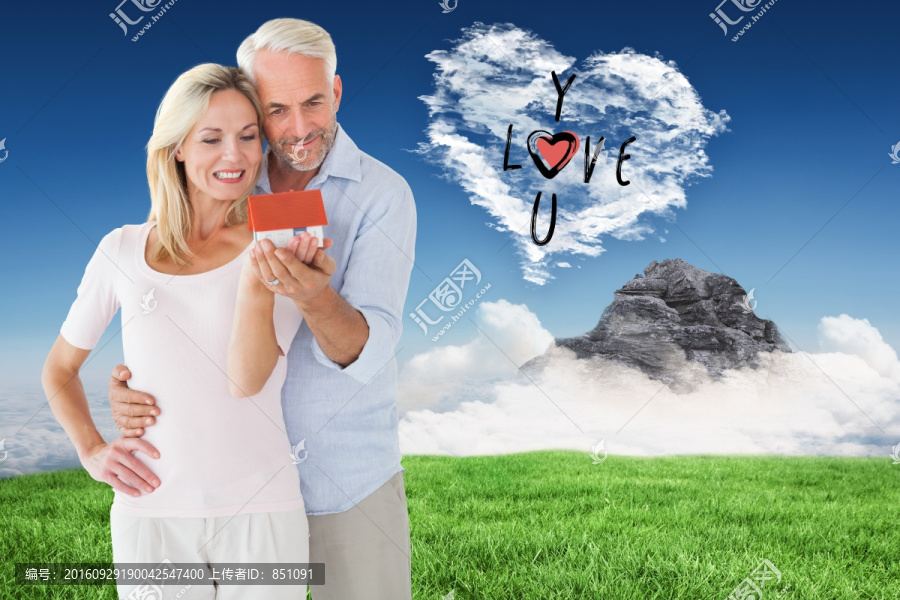夫婦拿著房屋模型的復(fù)合形象