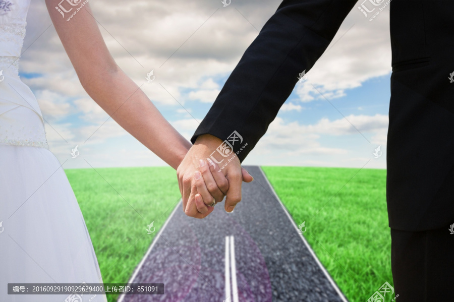 牽著手走在公路上的夫婦