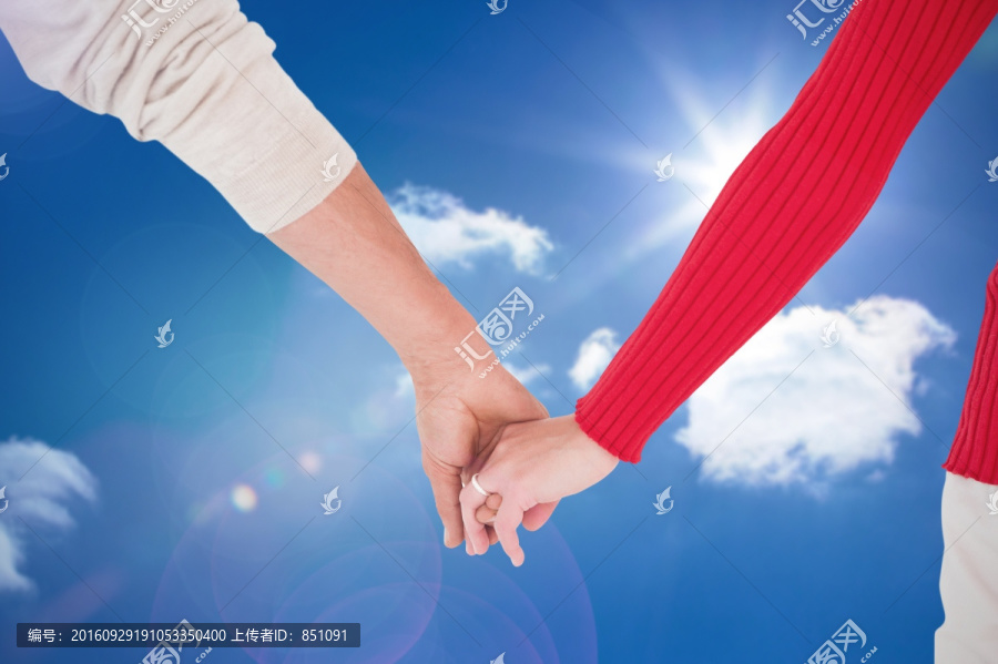 夫婦抱著手后觀反對(duì)天空