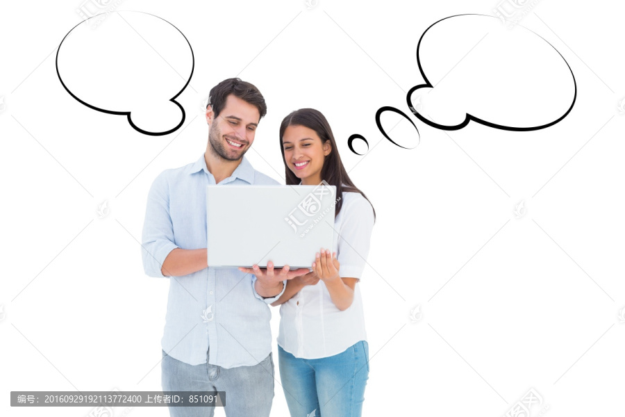 夫婦微笑著看著電腦的復(fù)合形象