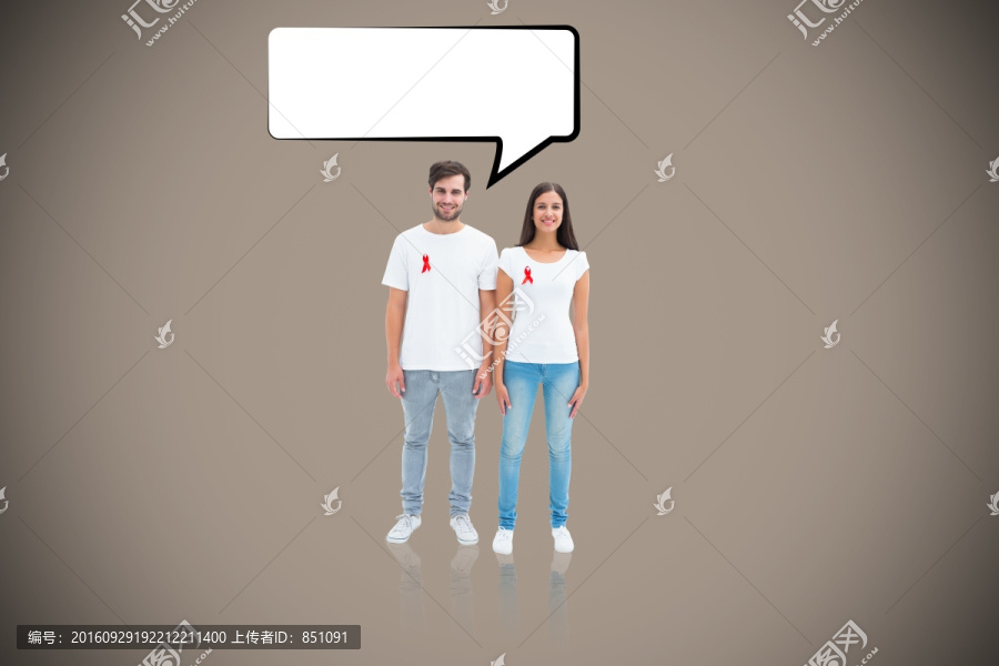 夫婦微笑著看著鏡頭的復(fù)合形象