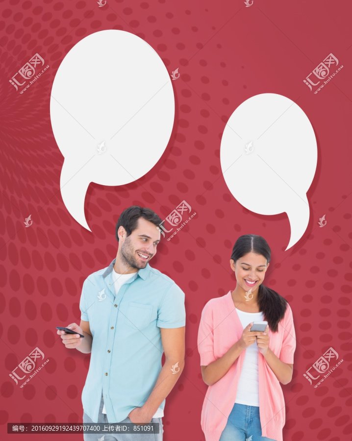 夫婦微笑著看著手機(jī)的復(fù)合形象