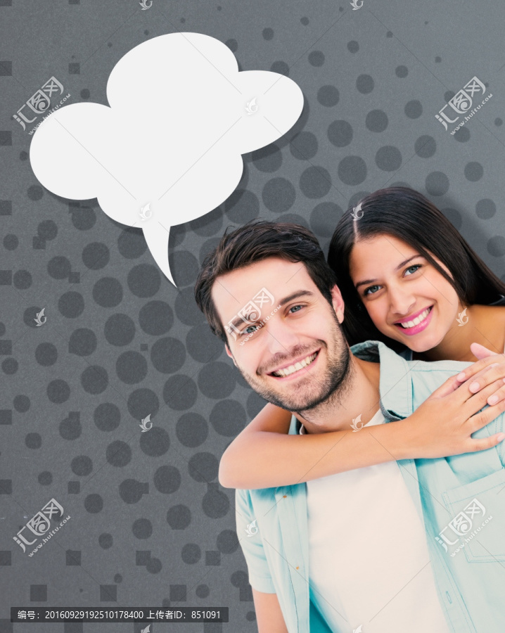 微笑著看著鏡頭的夫婦