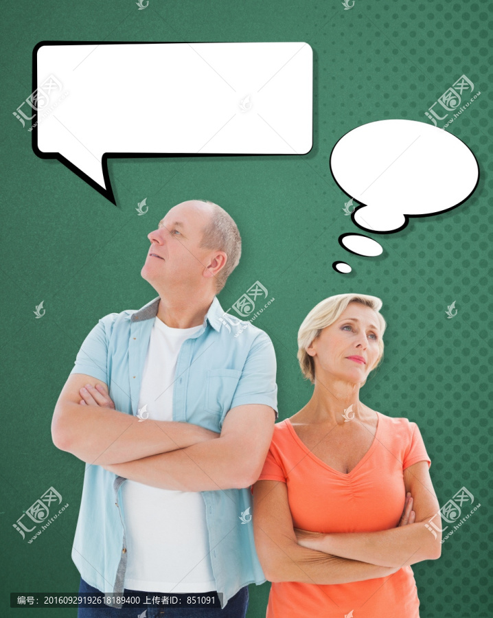 抱著雙臂的夫婦