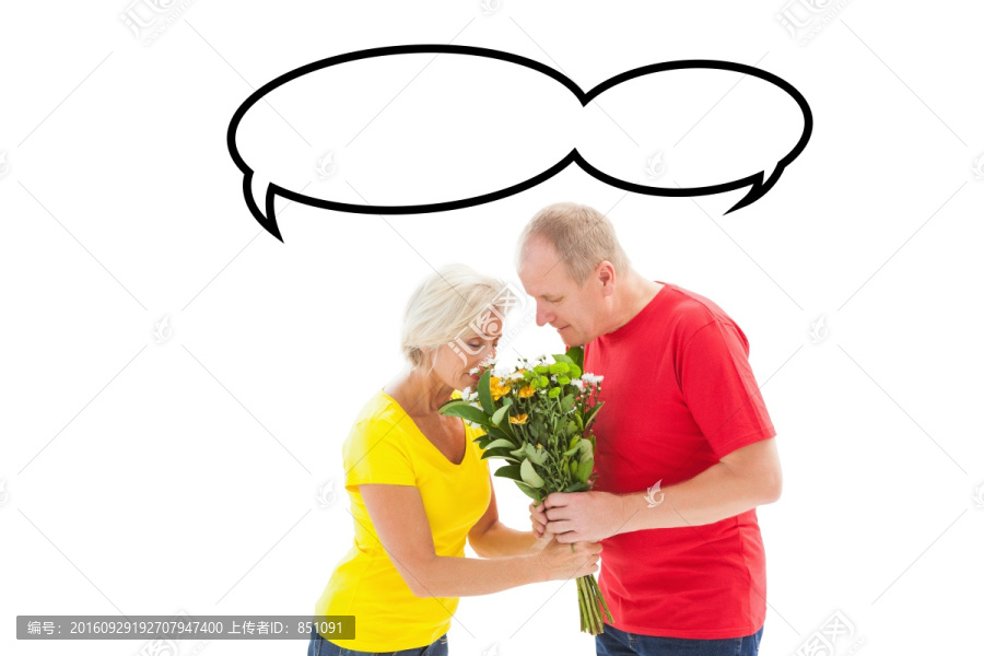在聞花香的夫婦