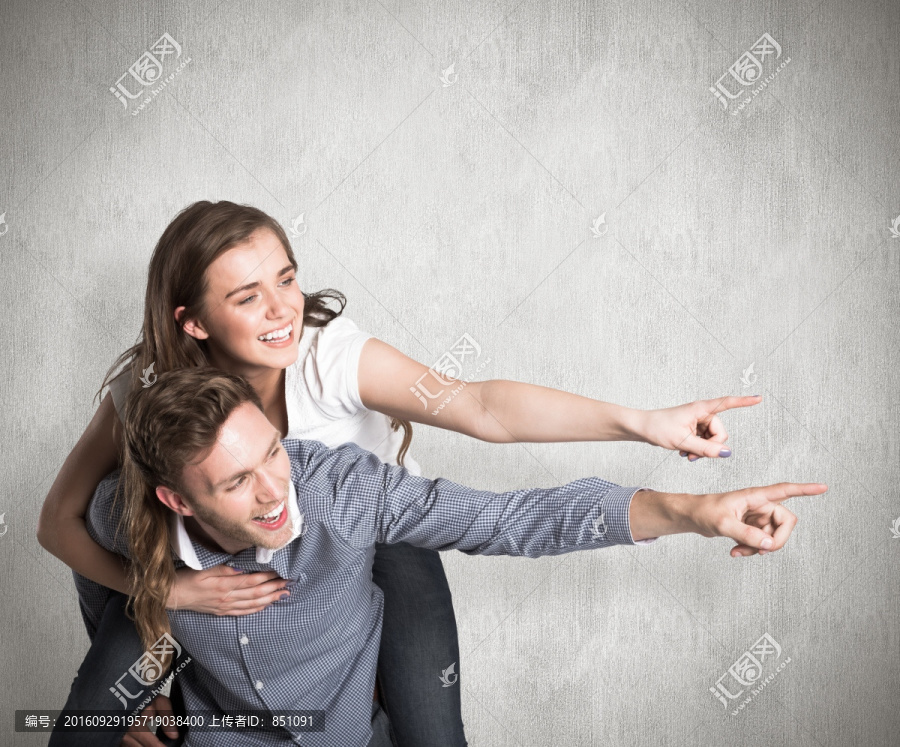 背著女友的男人