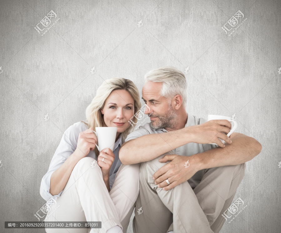 夫婦坐著拿著杯子的復(fù)合形象