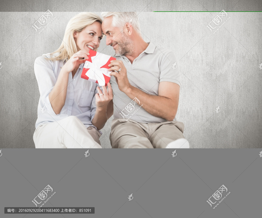 夫婦微笑著拿著禮物的復(fù)合形象