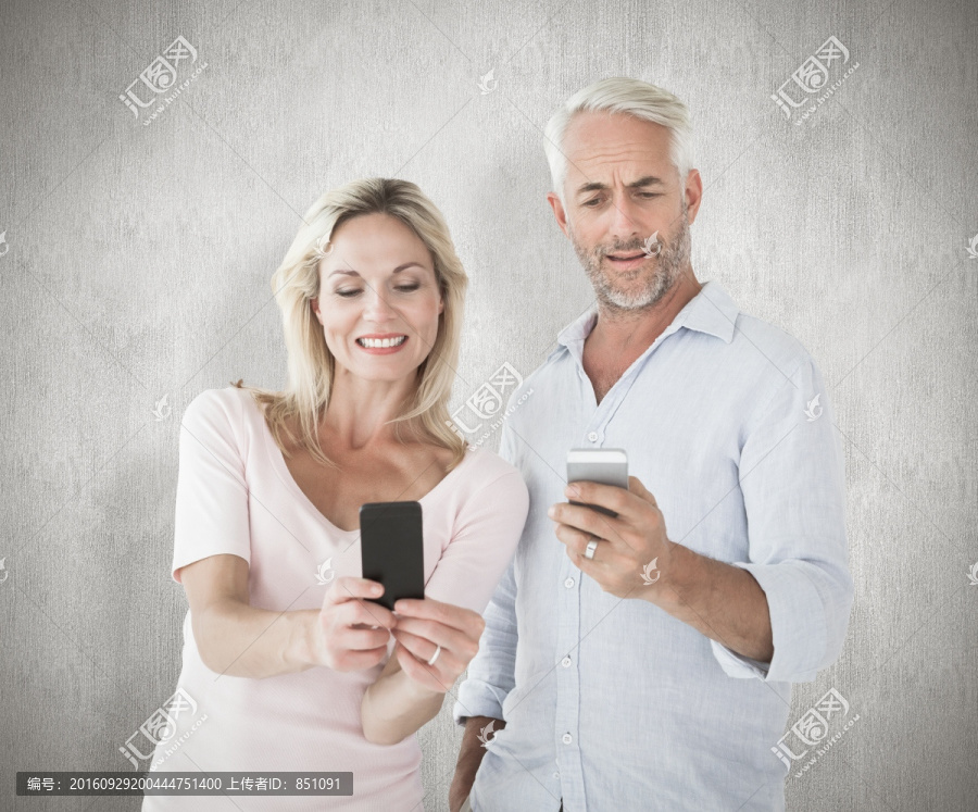夫婦微笑著看著手機的復合形象