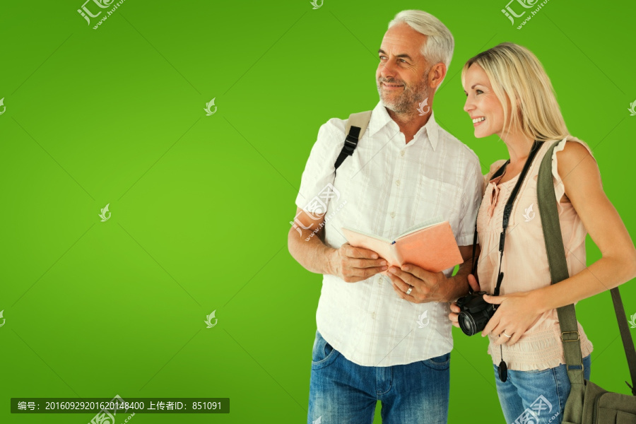 夫婦微笑著看著前方的復合形象