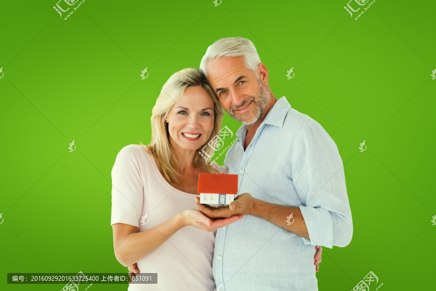 夫婦拿著房屋模型微笑的復(fù)合形象
