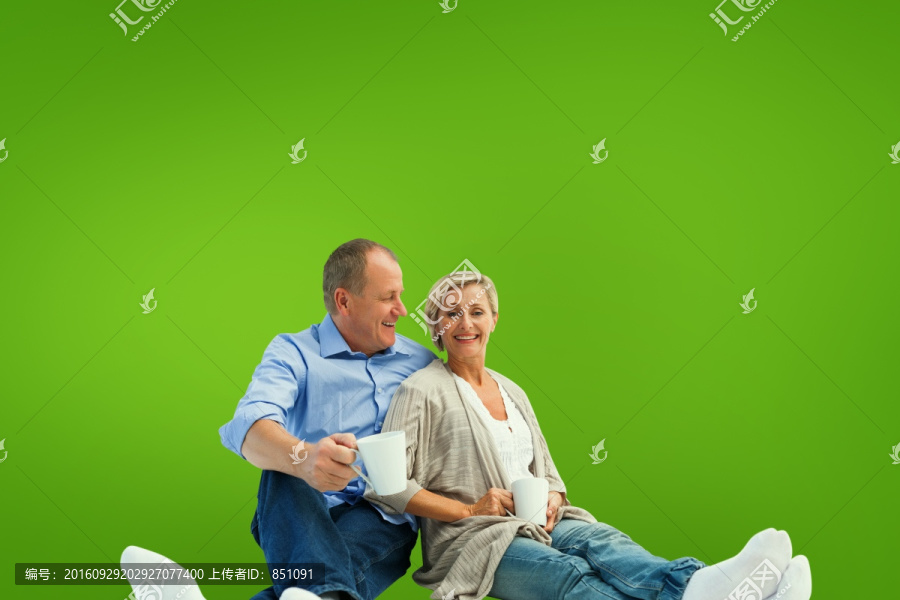 在喝咖啡的夫婦