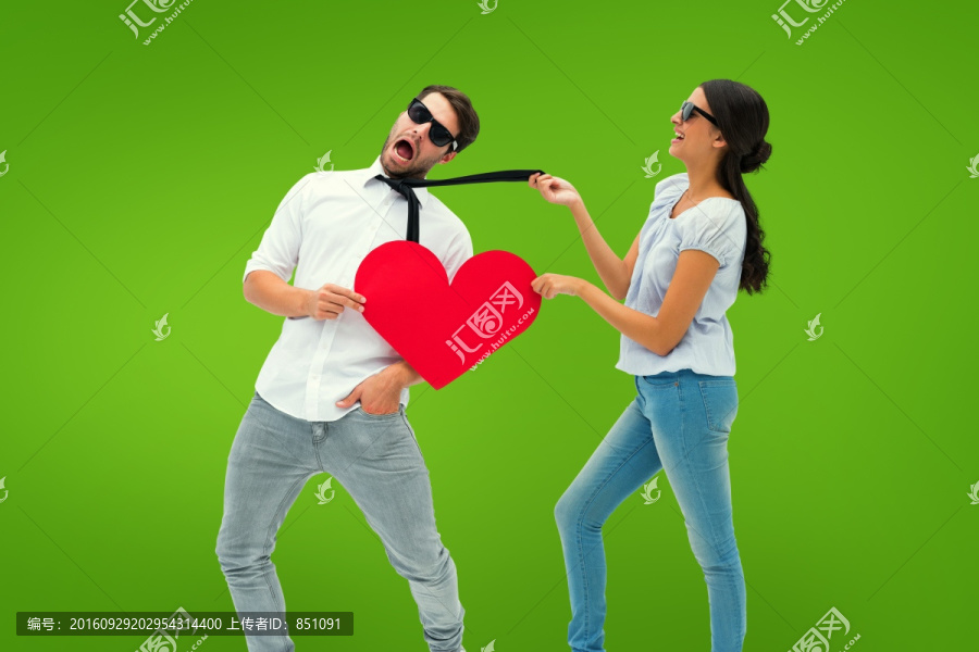 戴著墨鏡拿著愛心的夫婦