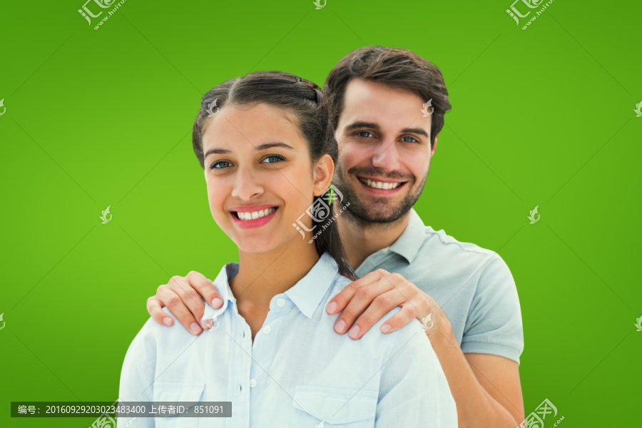微笑著看著鏡頭的夫婦