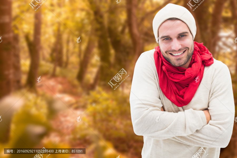 微笑著看著鏡頭的男人