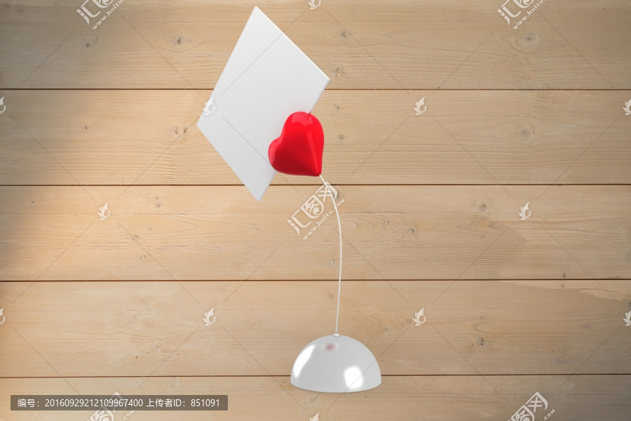 红色的心在木板背景下