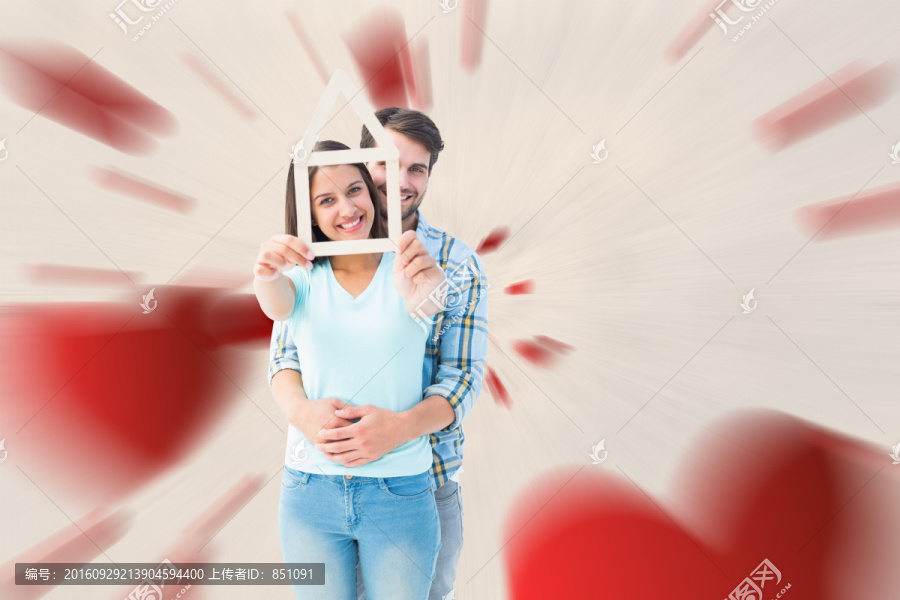 夫婦拿著房屋模型的復合形象